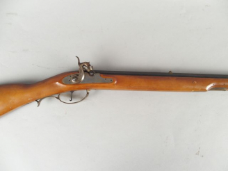 Vente aux enchères 162- Réplique italienne d’un fusil de coureur des bois Kentucky à perc