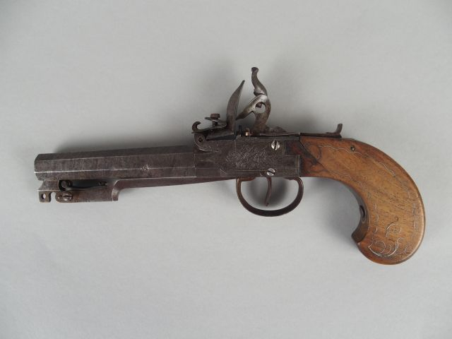 213- Pistolet à coffre à silex de grande proportion (inhabituel), modè