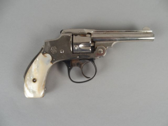 Vente aux enchères 215- Révolver Smith et Wesson à brisure hammerless calibre 32 S W à 5 