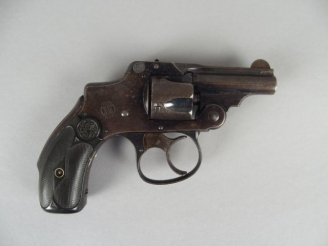 Vente aux enchères 216-- Révolver Smith et Wesson à brisure hammerless calibre 32 S W à 5