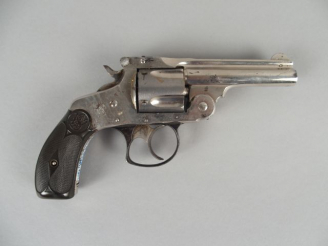 Vente aux enchères 218-Révolver Smith et Wesson à brisure à chien calibre 38 S W à 5 coup