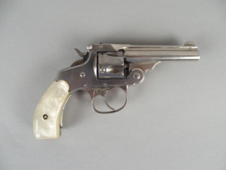 Vente aux enchères 220- Révolver Smith et Wesson à brisure à chien calibre 32 S W à 5 cou