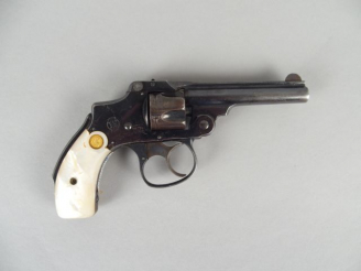 Vente aux enchères 222- Révolver Smith et Wesson à brisure à chien calibre 32 S W à 5 cou