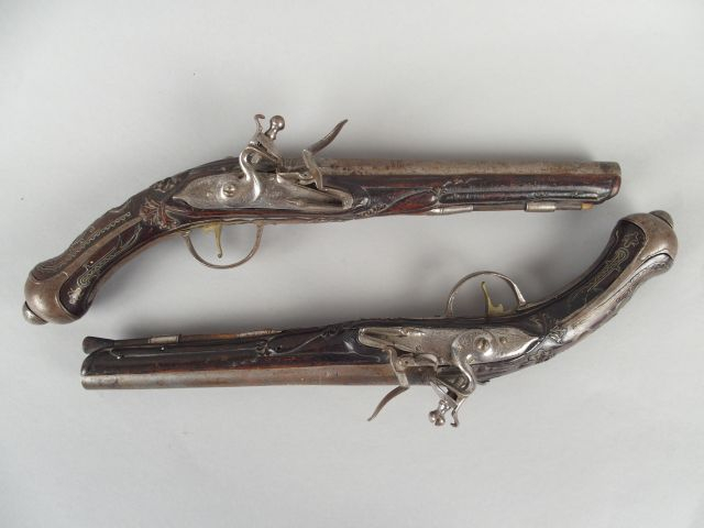 229- Paire de pistolets à silex pour l’orient, armes montées fer, calo