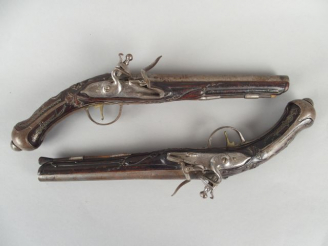 Vente aux enchères 229- Paire de pistolets à silex pour l’orient, armes montées fer, calo