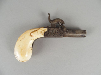 Vente aux enchères 230- Petit pistolet à percussion de poche à coffre de très petite tail