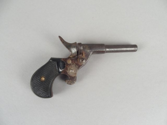Vente aux enchères 233- pistolet de cycliste calibre 6mm Flobert, culasse absente, ressor