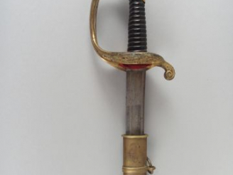 Vente aux enchères 241- Sabre d’officier d’infanterie Français modèle 1845. Lame à double