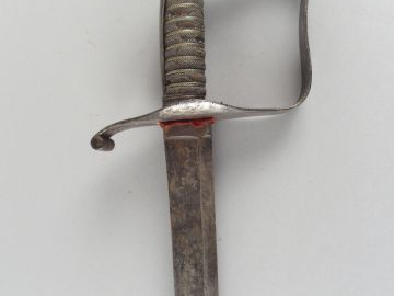 243- Sabre composite, lame courbe, garde fer, fusée habillée de Galuch