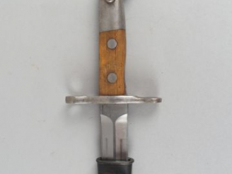 Vente aux enchères 248- Baïonnette Suisse de fusil Schmidt-Rubin K31 dans son fourreau. (