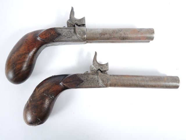 Paire de pistolets XIXe, crosse en noyer, double canon gravé