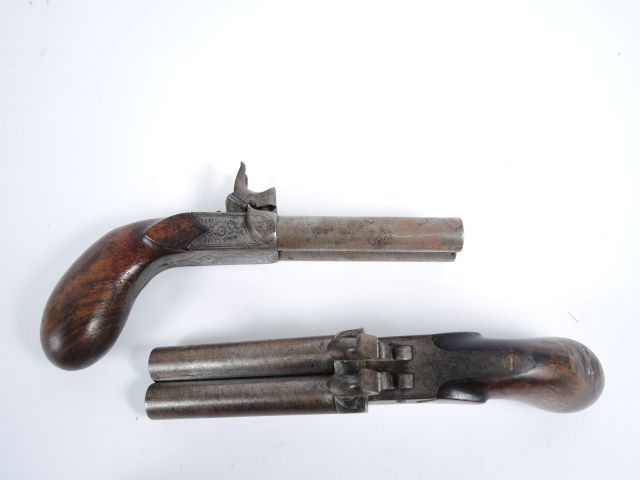 Paire de pistolets XIXe, crosse en noyer, double canon gravé