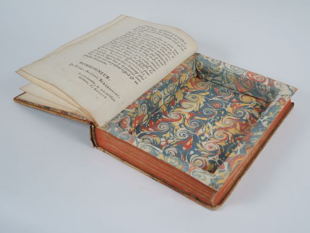 Coffret en trompe l'oeil  en forme de livre relié du XVIIIème (petite 