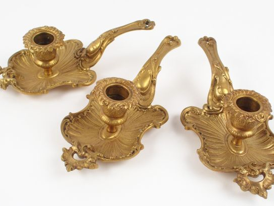 Suite de trois passe couloirs en bronze de style Rocaille