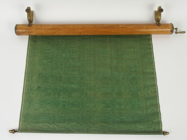 Ecran de chaleur Napoléon III en acajou (?) et soie verte