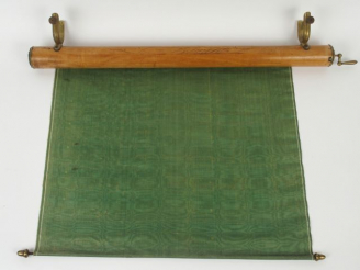 Vente aux enchères Ecran de chaleur Napoléon III en acajou (?) et soie verte