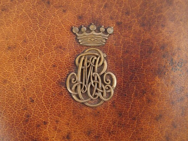 Nécessaire de bureau 1900 en cuir et argent, à décor de monogramme cou