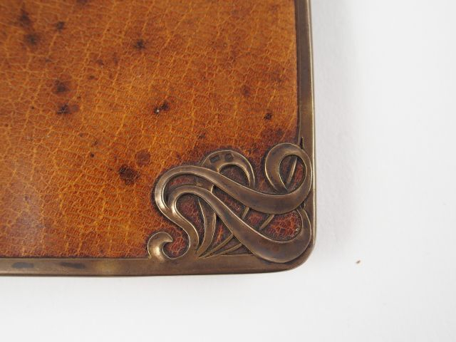 Nécessaire de bureau 1900 en cuir et argent, à décor de monogramme cou