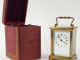 Vente aux enchères Pendulette d'officier 1900 en bronze dans son étui en cuir rouge (usé)