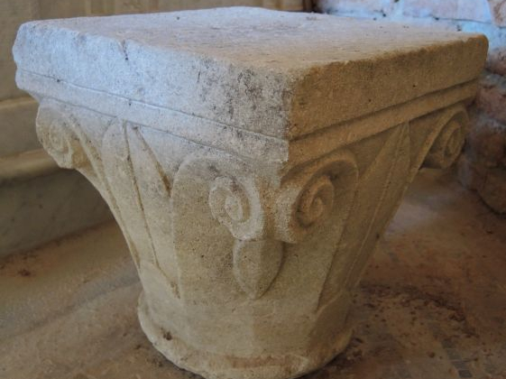 Deux chapiteaux romans méridionaux (un ancien, l'autre de style). H. 3