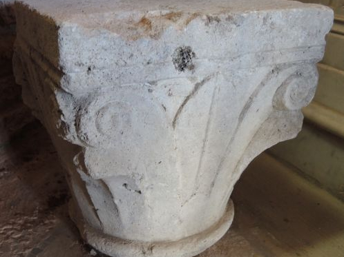 Deux chapiteaux romans méridionaux (un ancien, l'autre de style). H. 3