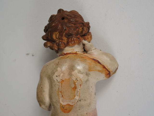Sculpture en bois polychrome et doré figurant l’enfant Jésus dans un b