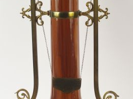 Grand vase 1900 en céramique, monture bronze. H. 58 cm