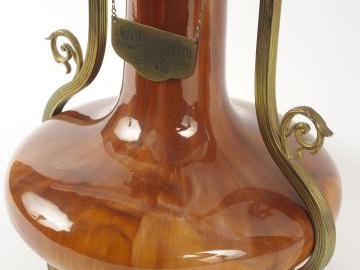 Grand vase 1900 en céramique, monture bronze. H. 58 cm