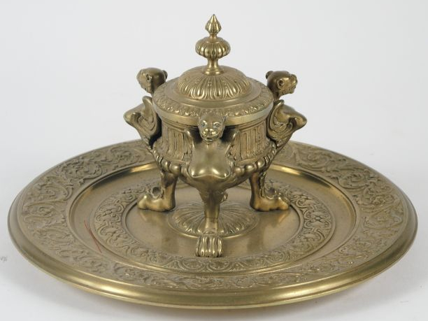 Encrier tripode Napoléon III en bronze à décor de chimères