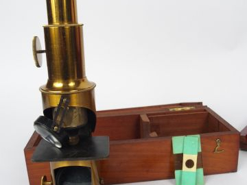 Microscope ancien, dans sa boite en acajou (couvercle accidenté)