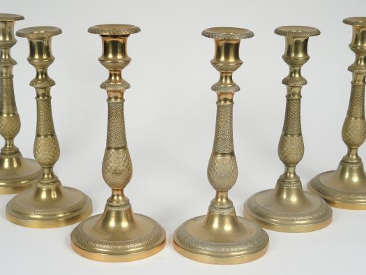 Série de six bougeoirs XIXe en bronze, piédouche et fût balustre