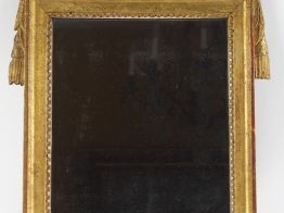 Miroir Louis XVI en bois et stuc doré, fronton ajouré à décor de coeur
