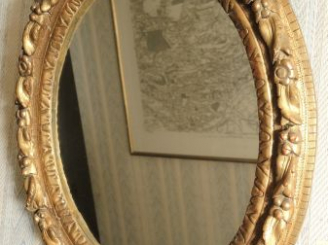 Vente aux enchères Cadre médaillon de style Louis XVI en bois sculpté et doré à décor de 