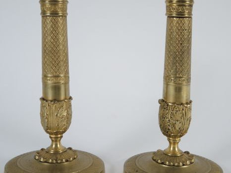 Paire de grands bougeoirs de style Empire en bronze ciselé et doré à d
