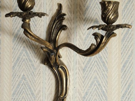 Paire d’appliques en bronze, éclairant à deux lumières