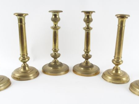 Suite de quatre et paire de bougeoirs Restauration en laiton