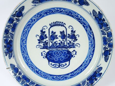Plat bleu en faïence de Delft, décor Chinois au chaudron. Diam. 35 cm