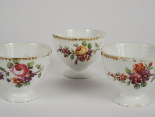 Trois coquetiers en porcelaine par Boissette à Orléans, à décor de fle