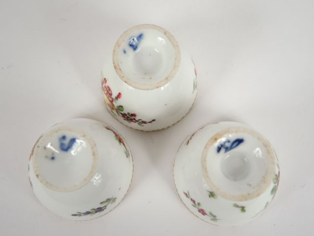 Trois coquetiers en porcelaine par Boissette à Orléans, à décor de fle