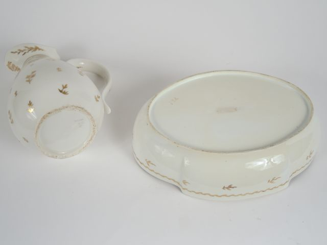 Pot et son bassin de style Louis XVI en porcelaine de Paris, à décor d