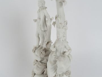 Groupe début XIXe en biscuit 'Couple de personnages au jardin'. H. 30 
