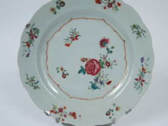 Vente aux enchères Suite de 10 assiettes en porcelaine de la famille rose à décor floral.