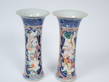	Paire de vases cornet en porcelaine de la famille rose, à décor de pe