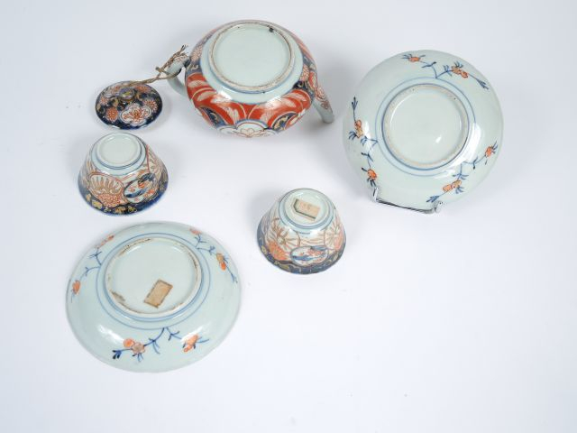 Lot comprenant une théière, deux coupes et un présentoir en porcelaine