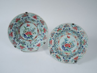 Vente aux enchères Paire d’assiettes creuses en porcelaine de la famille rose à décor flo