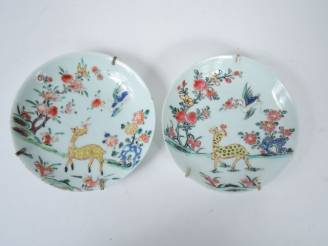 Vente aux enchères 	Lot de 2 coupelles en porcelaine de la famille rose à décor de daim e