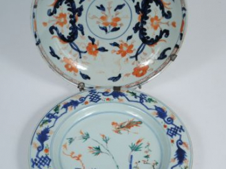 Vente aux enchères Lot comprenant un petit plat et une assiette en porcelaine d’Imari chi