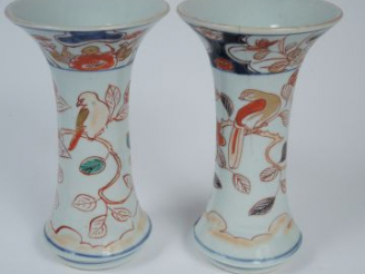 Vente aux enchères 	Paire de vases cornet d’Imari chinois, à décor d’oiseaux perchés. Jap