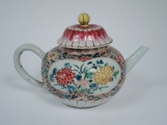 Vente aux enchères Théière en porcelaine de la famille rose, en forme de chrysanthème.  C