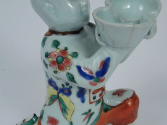 Vente aux enchères 	Statuette en porcelaine de la famille rose représentant un enfant, un